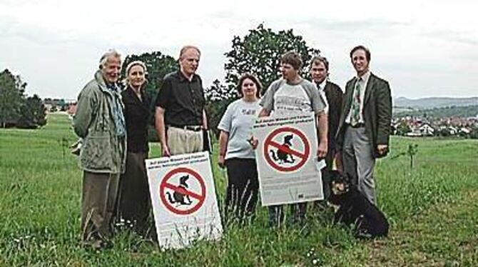 Vereint gegen unreinen Hundekot: Tierarzt Winfried Werner, Lilli Kiefer, Gemeinde Ofterdingen, Martin Zaiser vom Bauernverband,