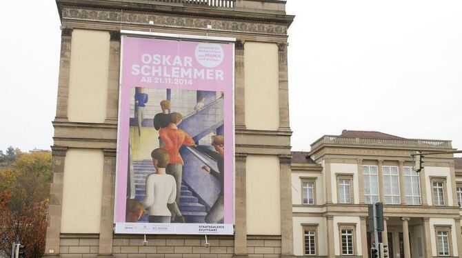 Ein Transparent mit dem Bild des Gemäldes »Bauhaustreppe« von Oskar Schlemmer hängt an der Fassade der Staatsgalerie in Stuttgar