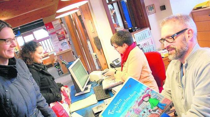 Gerne in einer Frauendomäne tätig: Metzingens neuer Büchereileiter Ulrich Koch an der Verbuchungstheke. FOTO: PFISTERER Gerne in einer Frauendomäne tätig: Metzingens neuer Büchereileiter Ulrich Koch an der Verbuchungstheke. FOTO: PFISTERER