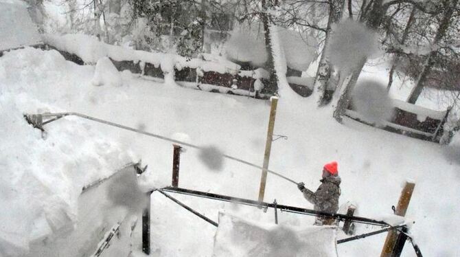 Wenn Schneemassen auf den Dächern nass werden, drohen Gebäude einzustürzen. Foto: Cheryl Webster Wenn Schneemassen auf den Dächern nass werden, drohen Gebäude einzustürzen. Foto: Cheryl Webster