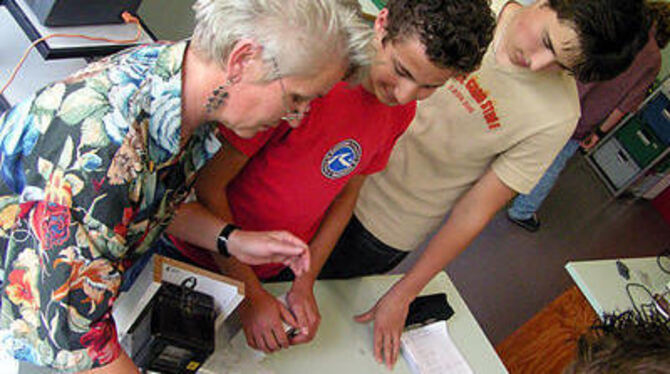 Über ein Messgerät machte Ursula Rath den Mössinger Schülern deutlich, wie viel Strom ein Fön verbraucht. FOTO: PFI