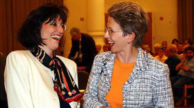 Auf gute Nachbarschaft: Brigitte Russ-Scherer (links) mit Barbara Bosch.  GEA-FOTO: MEYER