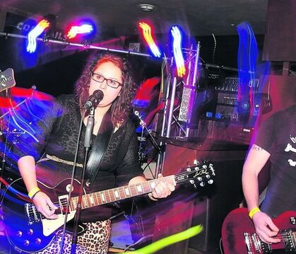 Ungewohnter Ort für Punkrock: »Granny’s Nightmare« im Trödler in Engstingen. Später kam noch eine Kettensäge zum Einsatz. FOTO: