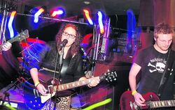 Ungewohnter Ort für Punkrock: »Granny’s Nightmare« im Trödler in Engstingen. Später kam noch eine Kettensäge zum Einsatz. FOTO: