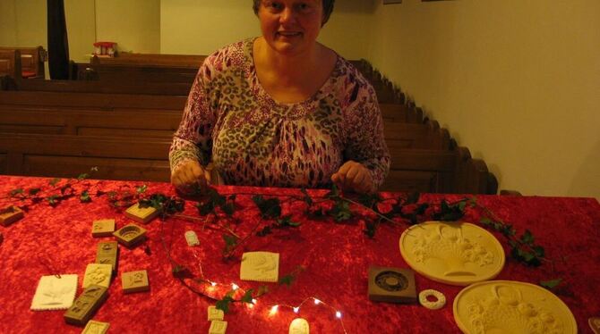 Von ihrer Tante Christa hat Pfarrerin Barbara Wurz einige Modeln, die jetzt bis Weihnachten in der Dottinger Kirche zu sehen sin