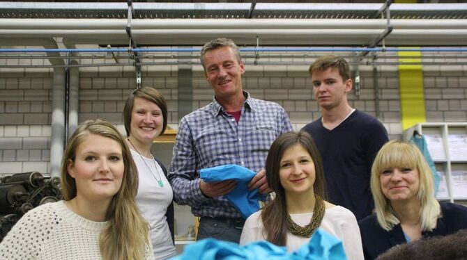 Tüfteln an »Slow Fashion« (von links): Jana Haaf, Aline Berger, Dipl.-Ing Kai Nebel, Franziska Prändl, Jakob Brandt und Saskia K