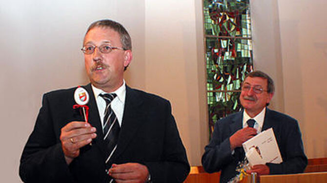 Kein Ei des Kolumbus, sondern ein Dapfener Heimat-Ei präsentierte der Gomadinger Bürgermeister Klemens Betz am Dienstag in der D