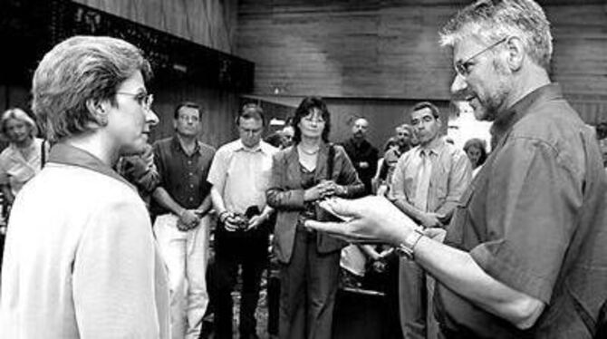 Die Bürgerinitiative &raquo;L(i)ebenswerter Nordraum&laquo; übergibt Unterschriften gegen den Bau eines Hühnerhofes zwischen Sic