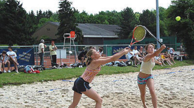 Kam gut beim Publikum an: das Beach-Tennis-Turnier des TCM (im Bild Franziska Etter, links, und Melanie Luz). FOTO: AN