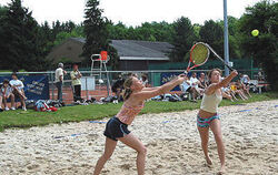 Kam gut beim Publikum an: das Beach-Tennis-Turnier des TCM (im Bild Franziska Etter, links, und Melanie Luz). FOTO: AN