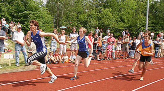 Schnürte für den TSV Genkingen wieder einmal die Sprintschuhe: Gudrun Abt-Nothdurft (links) bei der Staffelholz-Übergabe. FOTO: