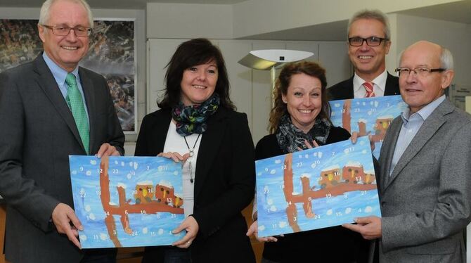 Kaum hatten Mitglieder des Lions-Clubs Reutlingen die 1 300 Exemplare des Adventskalenders 2014 an die Damen vom GEA-Service-Tea