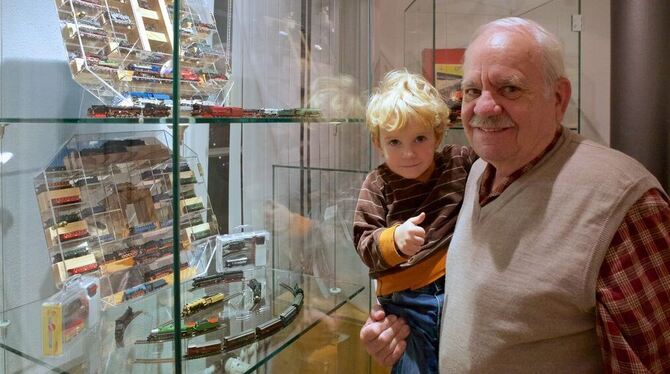 Daumen hoch! Der zweieinhalbjährige Emil auf dem Arm seines Gomaringer Opas Werner Jenter ist fasziniert. Jenter ist einer der L