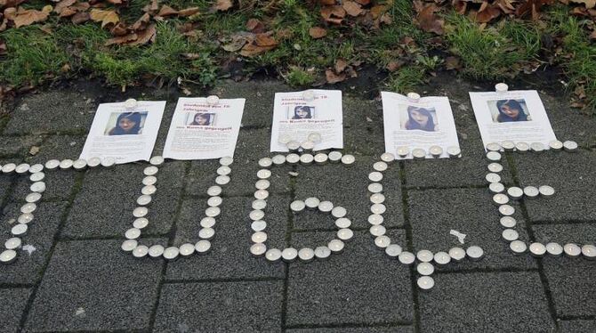 Angehörige und Unterstützer haben bei einer Mahnwache für die ins Koma geprügelte 22-jährige Tugce ihren Namen mit Kerzen auf