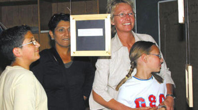 Die Ausstellungseröffnung &raquo;Fremde Heimat&laquo; stieß auf reges Publikumsinteresse. FOTO: ANSTÄDT