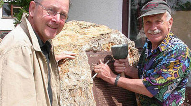 Egon Haldenwang (links) bei einem Besuch in der Werkstatt von Karl Wagner, der den Gedenkstein für den ehemaligen Weiler Maisenh