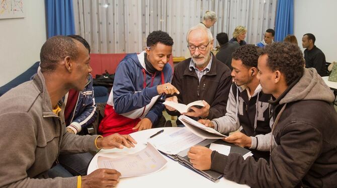 Günter Jung begleitet – wie hier im Betzinger Asylcafé – seit zwei Jahrzehnten Flüchtlinge. Das macht er zwar liebend gerne, doc