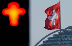 Schweizer Fahne auf der Botschaft in Berlin. Foto: Maurizio Gambarini
