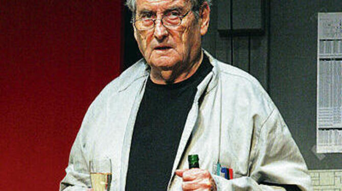 Walter Schultheiß im soeben uraufgeführten &raquo;Gschäftlesmacher&laquo; von Stefan Vögel in der Komödie im Marquardt in Stuttg