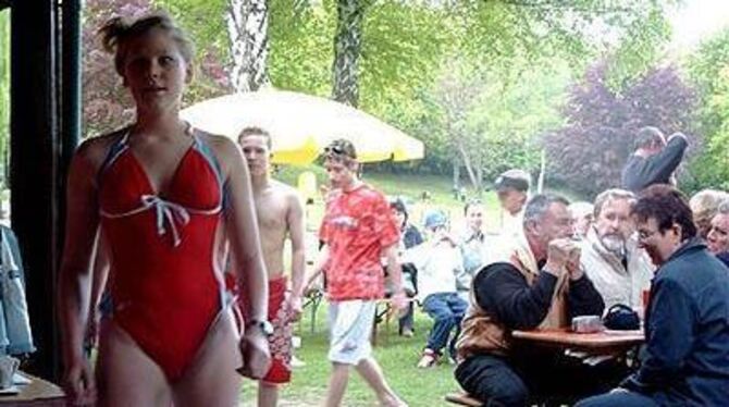 &raquo;Laufsteg Freibad&laquo;: Hobby-Models präsentierten im Pfullinger Freibad die aktuelle Bademode.  FOTO: LPT