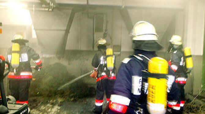 Schwierig gestaltete sich der Einsatz der Feuerwehr beim Brand in der Metzinger Tuchfabrik Gaenslen und Voelter in der Nacht zum
