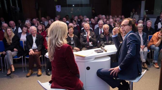Der Saal wird bestens unterhalten: Preisträger Christoph Sonntag im Gespräch mit Moderatorin Martina Meisenberg. FOTO: TRINKHAUS