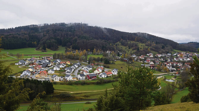 Gomadingen (links) mit dem sich füllenden Neubaugebiet »Stettemer Berg« unterhalb des Feriendorfs am Sternberg.  FOTO: GEIGER