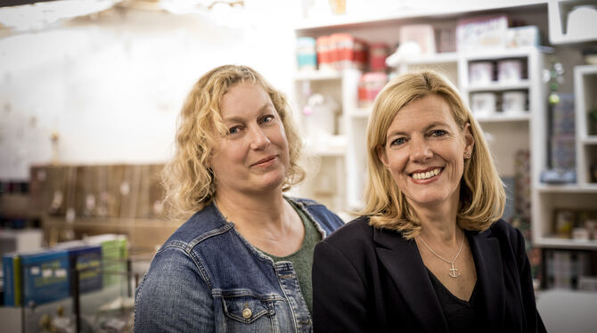 Annette Scheuermann (links) und Eva Kissel suchen für ihren »Handfest-Markt« nach einem alternativen Datum. FOTO: PRIVAT
