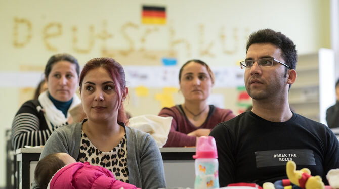 Deutsch-Sprachkurse sehen auch die Flüchtlinge selbst als wichtigsten Schritt zur Integration an.  FOTO: DPA