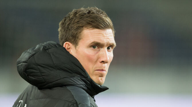 Immer auf der Hut und noch nicht bereit für ein Zwischenfazit: Stuttgarts Trainer Hannes Wolf vor dem Spiel in Bremen. FOTO: DPA