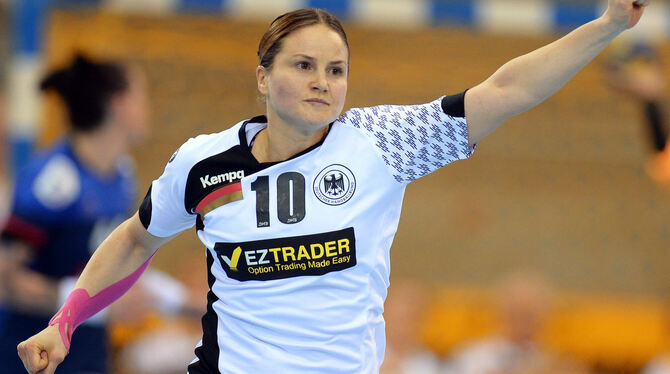 Auf und neben dem Spielfeld Chefin der Handballerinnen: Anna Loerper von der TuS Metzingen brennt auf die WM. ARCHIVFOTO: DPA