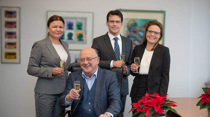 Die Chefetage der Unternehmensgruppe Telemarkt ist in Feierlaune: Gründer und Inhaber Udo Rogotzki (sitzend) und die Mitglieder
