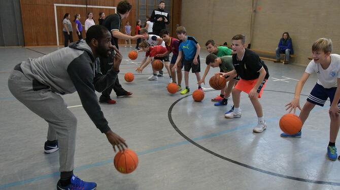 Tiger Ryan Brooks zeigt, wie Ballkon-trolle funktioniert: Blick halten und trotzdem weiterdribbeln.