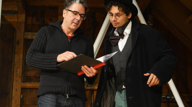 Regisseur Christoph Biermeier (links) im Theater Lindenhof bei Proben zur »Melchinger Winterreise«. Rahul Chakraborty (rechts) s