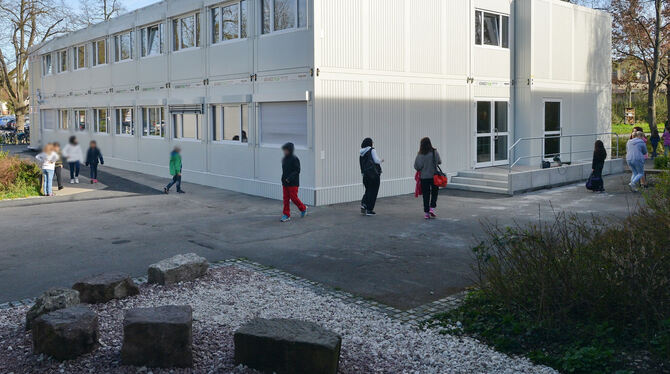 Inzwischen sind die Container auf dem Betzinger Schulgelände zwar geleert, doch sie bleiben als Reserve vorerst stehen. FOTO: NI
