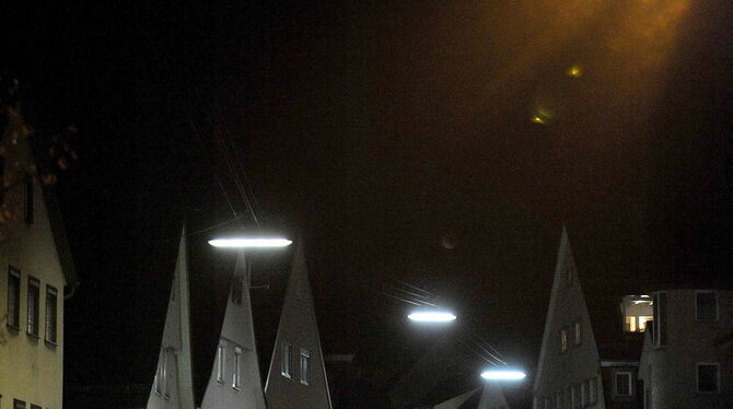 Das Licht in Eningens Hauptstraße brennt die ganze Nacht. Deshalb wäre es gleich doppelt vorteilhaft, auch dort auf LED-Technik
