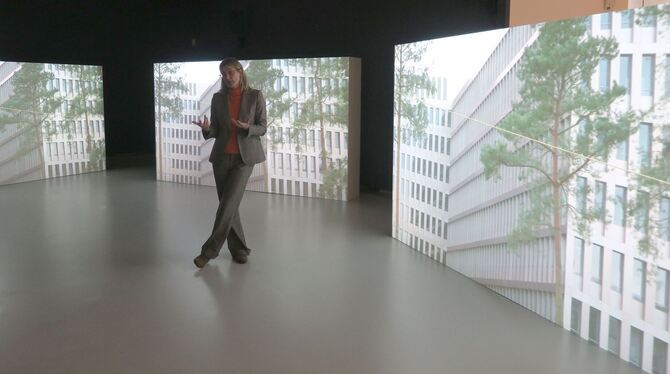 Gastkuratorin Sabine Maria Schmidt erläutert die Video-Installation von Korpys/Löffler zur Berliner BND-Zentrale.  FOTO: KNAUER