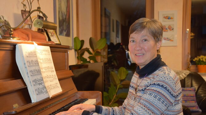 In ihrer Freizeit spielt sie gern Klavier: Sigrid Godbillon ist seit den 80er-Jahren ehrenamtlich in der Asylarbeit aktiv und si