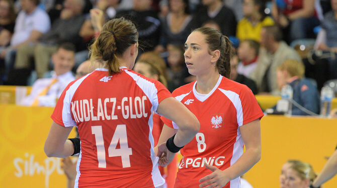Metzingens Monika Kobylinska (rechts) im Austausch mit ihrer polnischen Mannschaftsführerin Karolina Kudlacz-Gloc aus Bietigheim