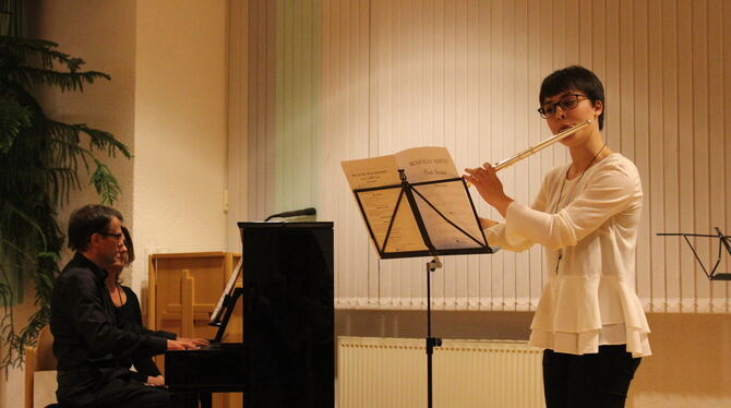 Hannah Fröhlich, von Dieter Alber am Klavier begleitet, ließ musikalisch Schwalben durch den Saal flattern, wie vom Komponisten Hannah Fröhlich, von Dieter Alber am Klavier begleitet, ließ musikalisch Schwalben durch den Saal flattern, wie vom Komponisten