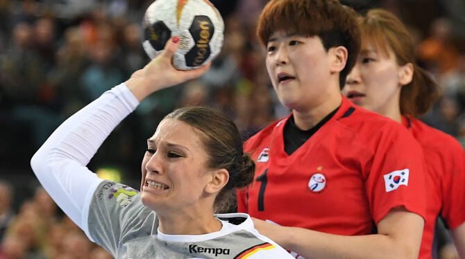 Spielte gegen Südkorea sehr stark: Kreisläuferin Julia Behnke (vorne).  FOTO: DPA