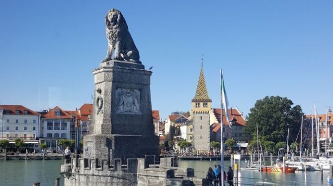 Der bayerische Löwe bewacht den Hafeneingang in Lindau.