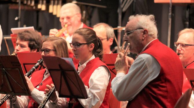 Die Stadtkapelle und ihr sinfonisches Blasorchester erfreuten mit ihrem Jahresabschluss das überschaubare Publikum. FOTO: LEISTE