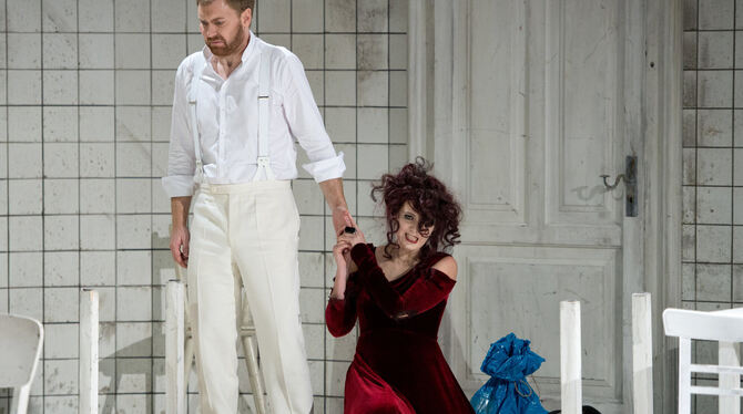 Medea (Cornelia Ptassek) will ihren Mann Iason (Sebastian Kohlhepp) nicht einfach so ziehen lassen. FOTO: DPA