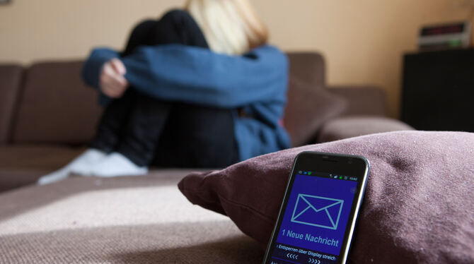 Cyber-Mobbing ist ein Thema, das mit der rasanten Entwicklung von Smartphone, Social Media und Co. immer akuter wird. FOTO: DPA Cyber-Mobbing ist ein Thema, das mit der rasanten Entwicklung von Smartphone, Social Media und Co. immer akuter wird. FOTO: DPA