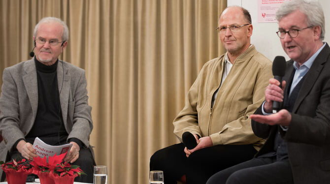 Hatte viele interessante Geschichten aus einem nicht ganz gewöhnlichen Leben zu erzählen: Andreas Knapp (Mitte) im Zeitgespräch