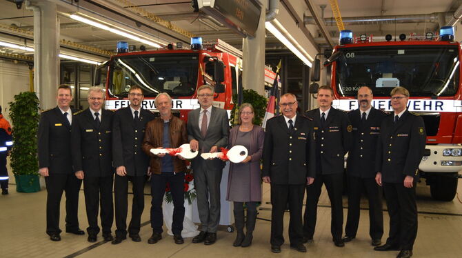 Die Bezirksbürgermeister Werner Schenk und Christel Pahl freuten sich mit den Feuerwehrmännern über die neuen Wagen, die Alexand