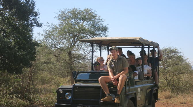Mit dem Ranger durch den Busch: Für viele Schüler sind die Ausfahrten in Südafrikas Wildnis das Highlight der Reise. FOTOS: JUTT