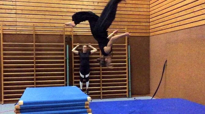 Der 17-jährige Valentin, der das Parkour-Training in Nehren leitet, bei einem Rückwärtssalto.  FOTO: ZMS