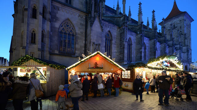 Mit Einbruch der Dunkelheit entfaltet der Reutlinger Weihnachtsmarkt erst so richtig seinen Zauber. FOTOS: PIETH